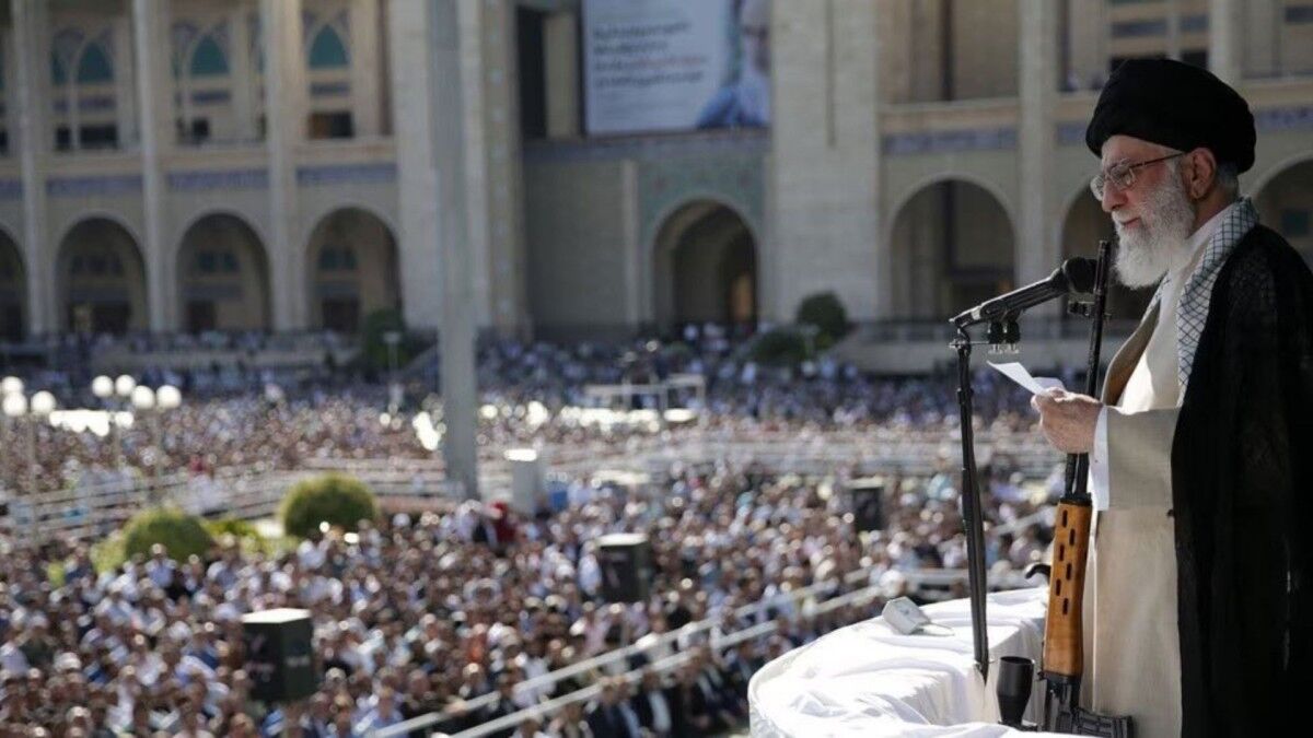 İran Lideri Hamaney Hutbeye Silahla Çıktı: 'Gerekirse Yine Vuracağız'
