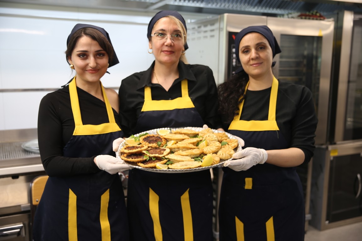 Şanlıurfa Geleneksel Yemekleri Kadınlar (4) (Orta)