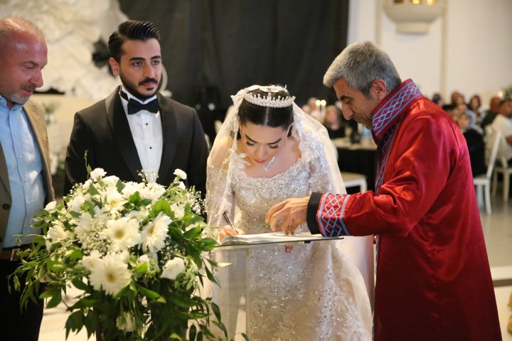 Evlenen Çift Burma Kadayıf Kesti (1) (Küçük)