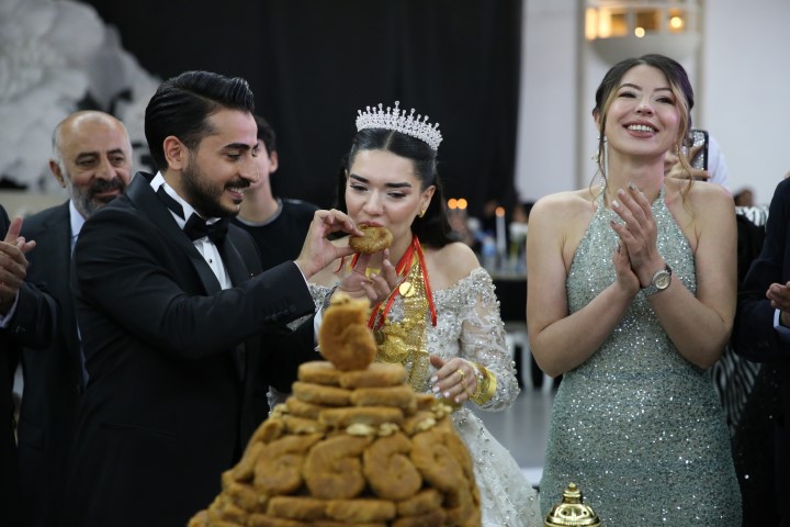 Evlenen Çift Burma Kadayıf Kesti (3) (Küçük)