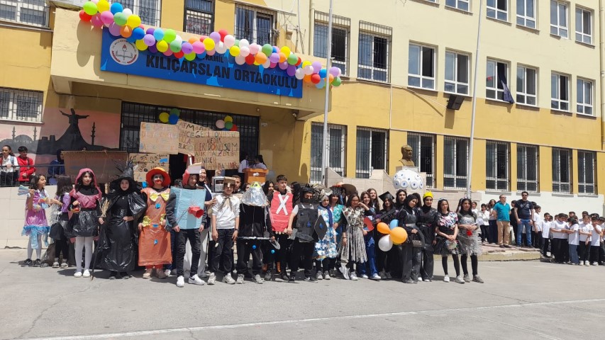 Kiliçarslan Ortaokulu Öğrenci̇leri̇ni̇n Geri̇ Dönüşümle Hazirladiklari Kiyafetler (1) (Küçük)