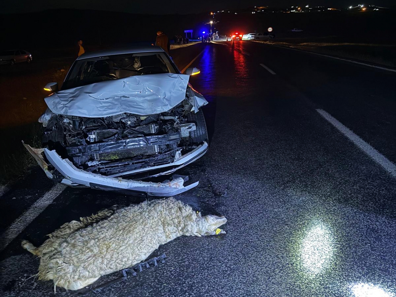 Şanlıurfa'da Sürüye Çarpan Otomobildeki 3 Kişi Yaralandı