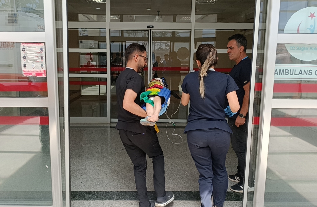 Adıyaman'da Devrilen Minibüsteki 4'Ü Çocuk 5 Kişi Yaralandı