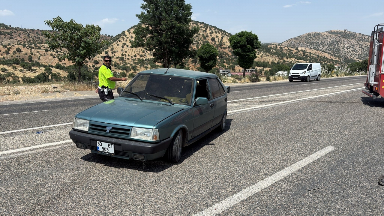 Gölbaşı'nda Çarpışan Iki Otomobilin Sürücüsü Yaralandı