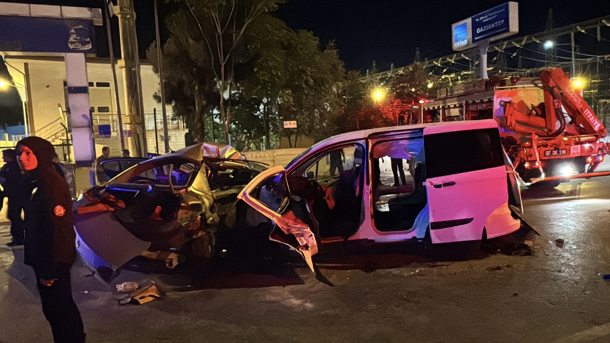 Güncelleme Gaziantep'te Otomobil Ile Hafif Ticari Araç Çarpıştı, 5 Kişi Öldü, 2 Kişi Yaralandı