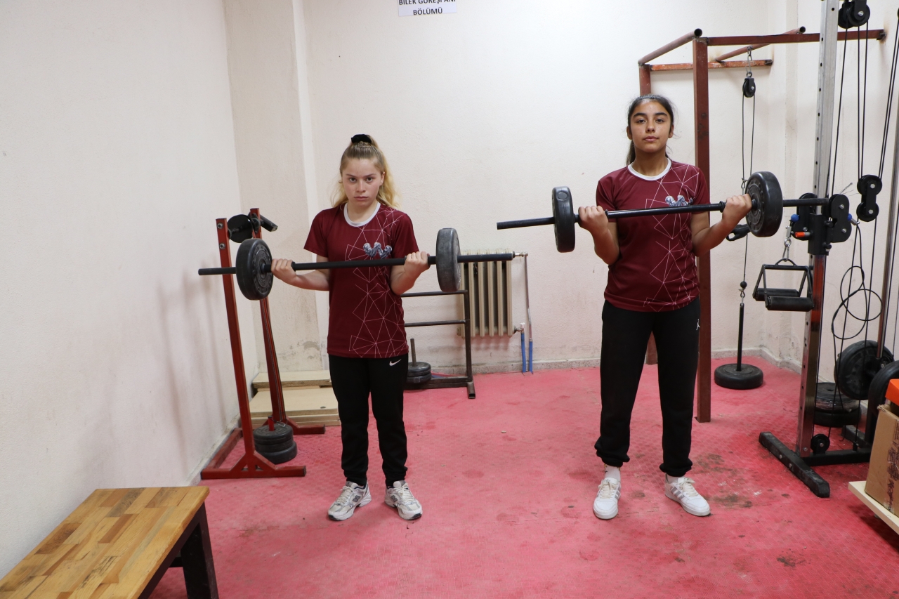Teneffüste Bilek Güreşi Yaparken Keşfedilen Kilisli Kızların Bileği Bükülmüyor