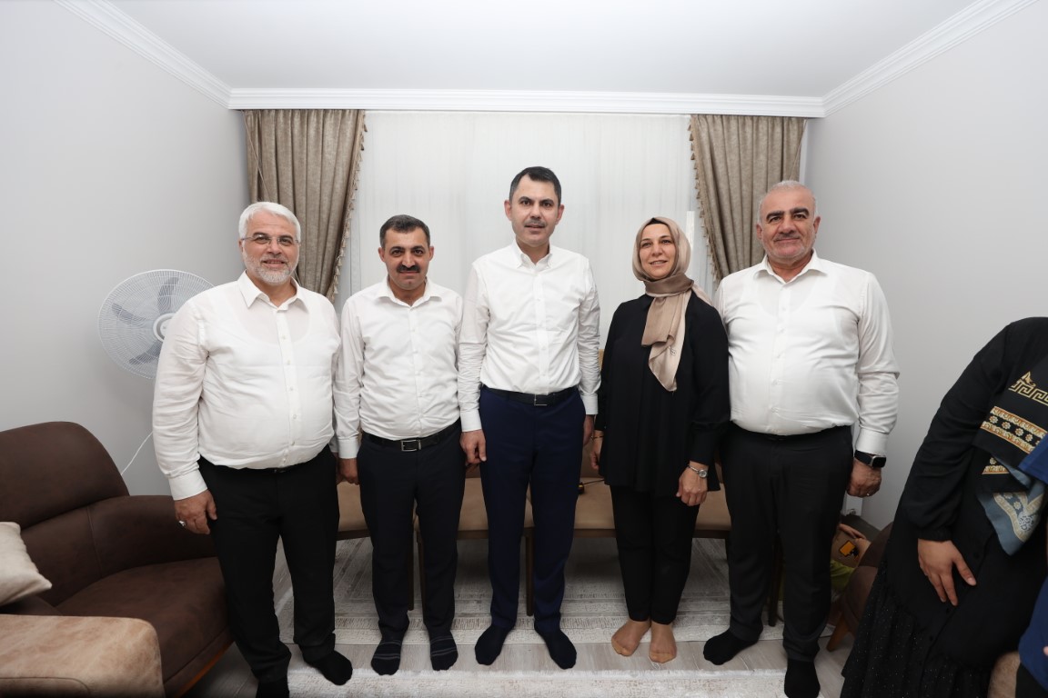 Bakan Kurum Besni'de Aileye Misafir Oldu (4) (Orta)