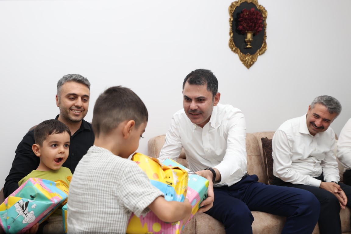 Bakan Kurum Besni'de Aileye Misafir Oldu (6) (Orta)