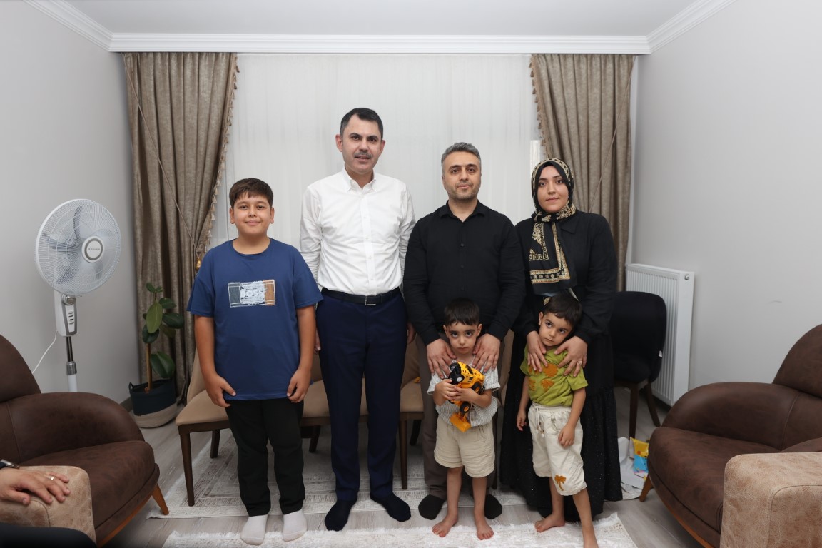 Bakan Kurum Besni'de Aileye Misafir Oldu (7) (Orta)
