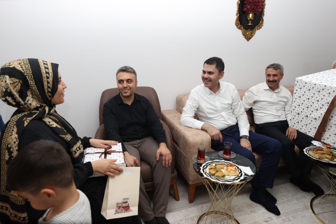 Bakan Kurum Besni'de Aileye Misafir Oldu (8) (Orta)