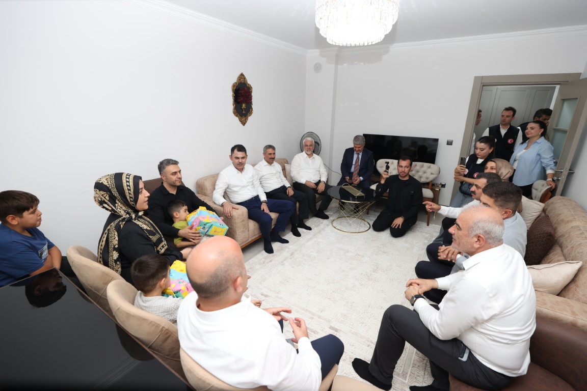 Bakan Kurum Besni'de Aileye Misafir Oldu (9) (Orta)