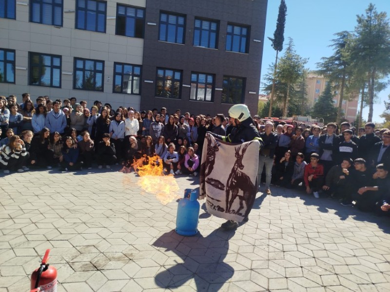 Besni İtfaiyesi’nden Öğrencilere Tatbikat