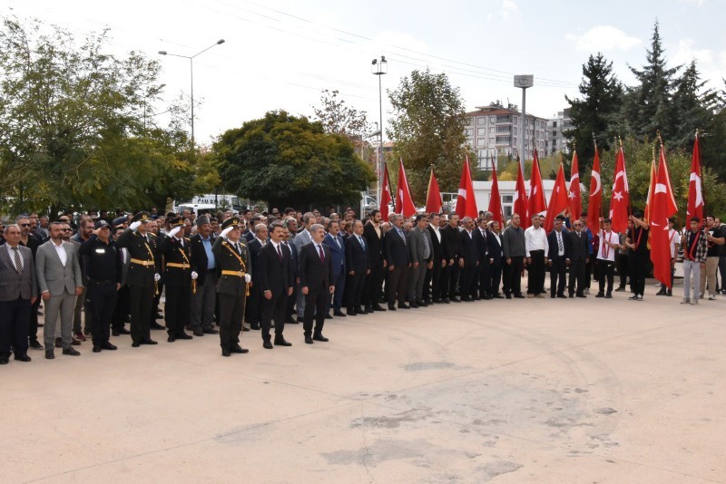 Besni’de Cumhuriyet Bayramı Çelenk Sunumuyla Başladı
