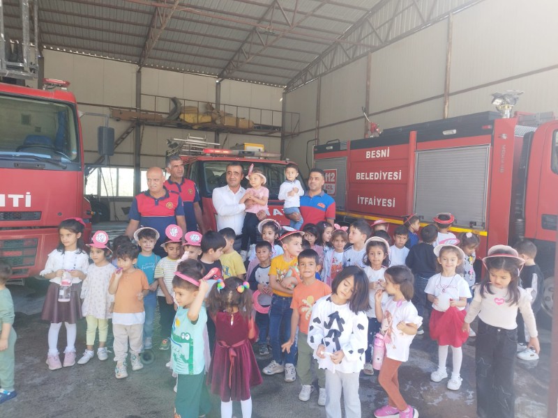 Besnili Minikler Yangın Söndürmeyi Öğrendi..1