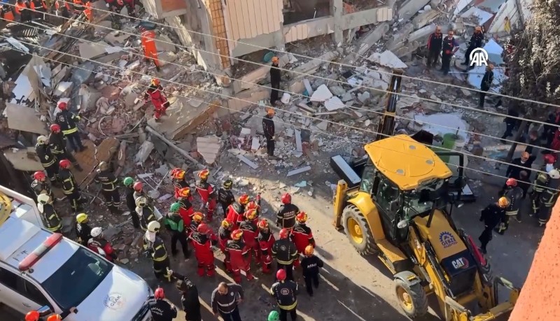 Gebze’de Bilinmeyen Nedenle 7 Katlı Bina Çöktü