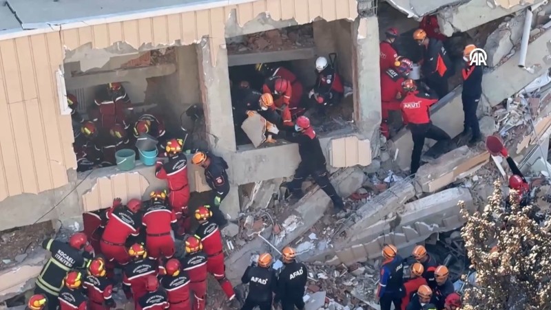 Gebze’de Bilinmeyen Nedenle 7 Katlı Bina Çöktü2