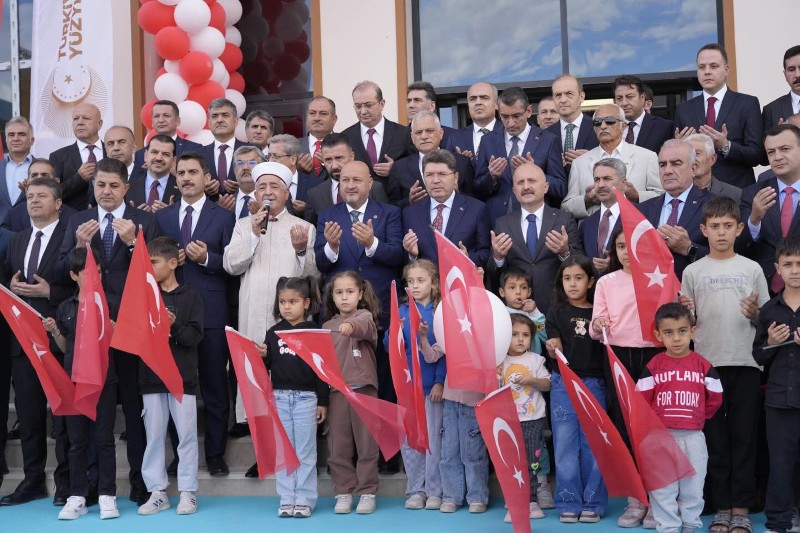 Bakan Tunç, Besni Adliyesi’ni Çocuklarla Beraber Açtı1