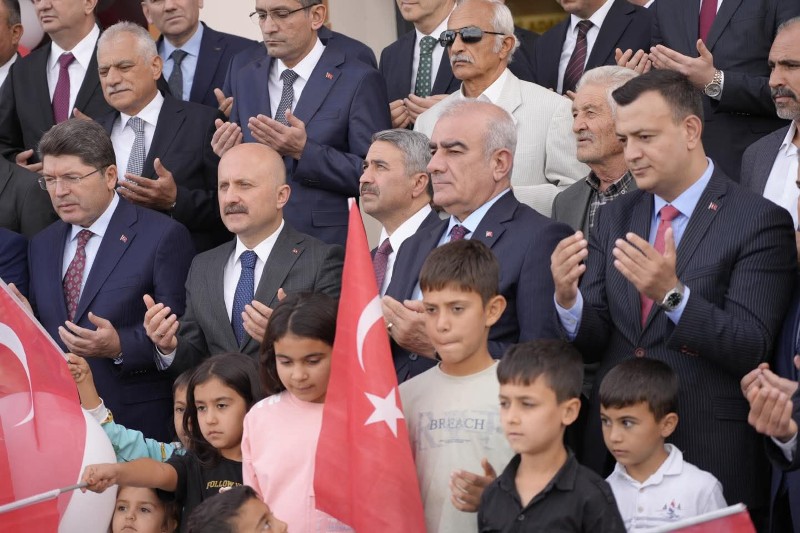 Bakan Tunç, Besni Adliyesi’ni Çocuklarla Beraber Açtı2
