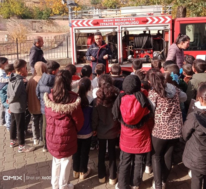 Besni Cumhuriyet İlkokulu’nda Yangın Bilgilendirmesi Yapıldı1
