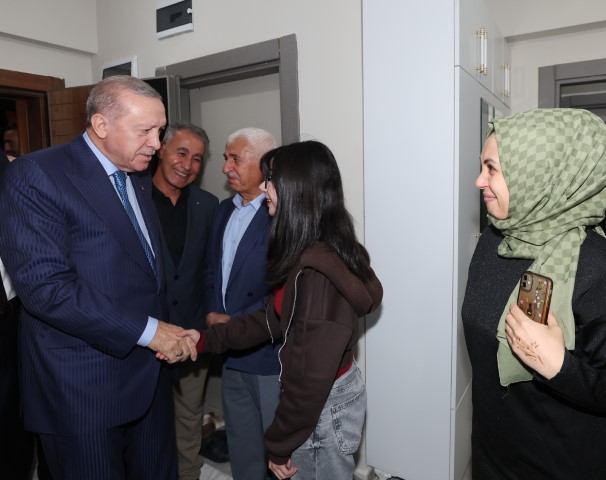 Cumhur Başkanı Adıyamanda Depremzede Aileyi Ziyaret Etti (2) (Küçük)