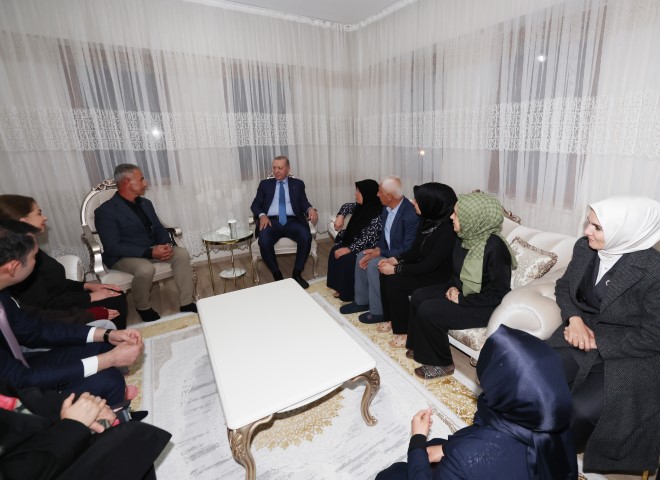 Cumhur Başkanı Adıyamanda Depremzede Aileyi Ziyaret Etti (3) (Küçük)