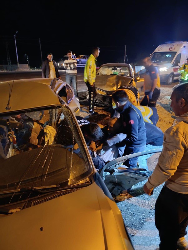 Gölbaşı Besni Yol Ayrımında Korkutan Kaza 2 Yaralı2