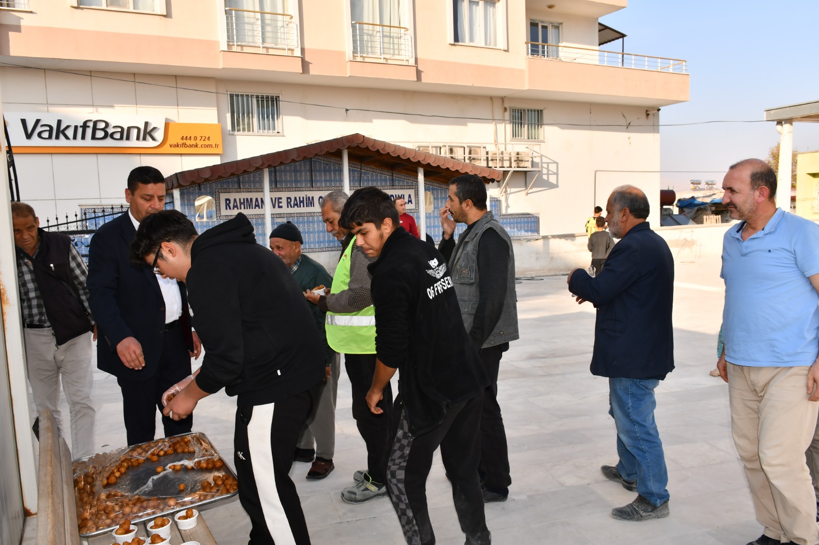 Iyi Parti Lokma Dağıttı