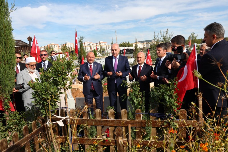 Kurtulmuş’tan Deprem Şehitlerine Dua Ve Çiçek1