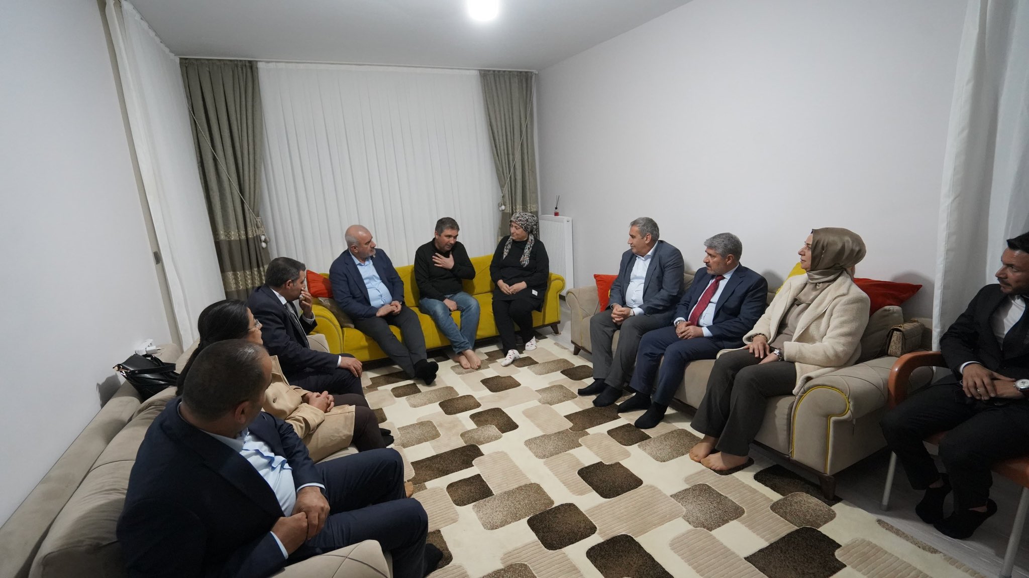 Milletvekili Özhan Besni Deprem Konutları'nda Bir Aileyle Buluştu