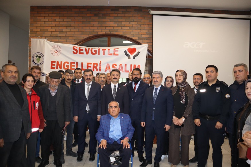 Besni’de 20 Engelliye Akülü Sandalye Hediye Edildi-1