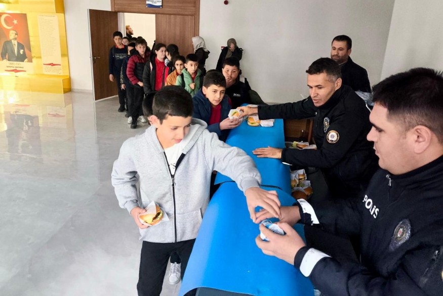 Tut Kaymakamlığı Çocuklara Sinema İzletti