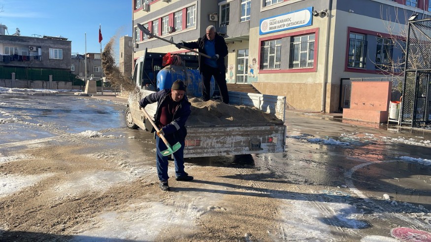 Adıyaman Belediyesi Okul Bahçelerindeki Karları Temizliyor