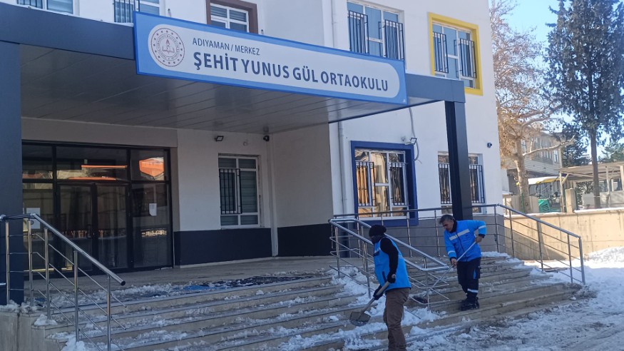 Adıyaman Belediyesi Okul Bahçelerindeki Karları Temizliyor1