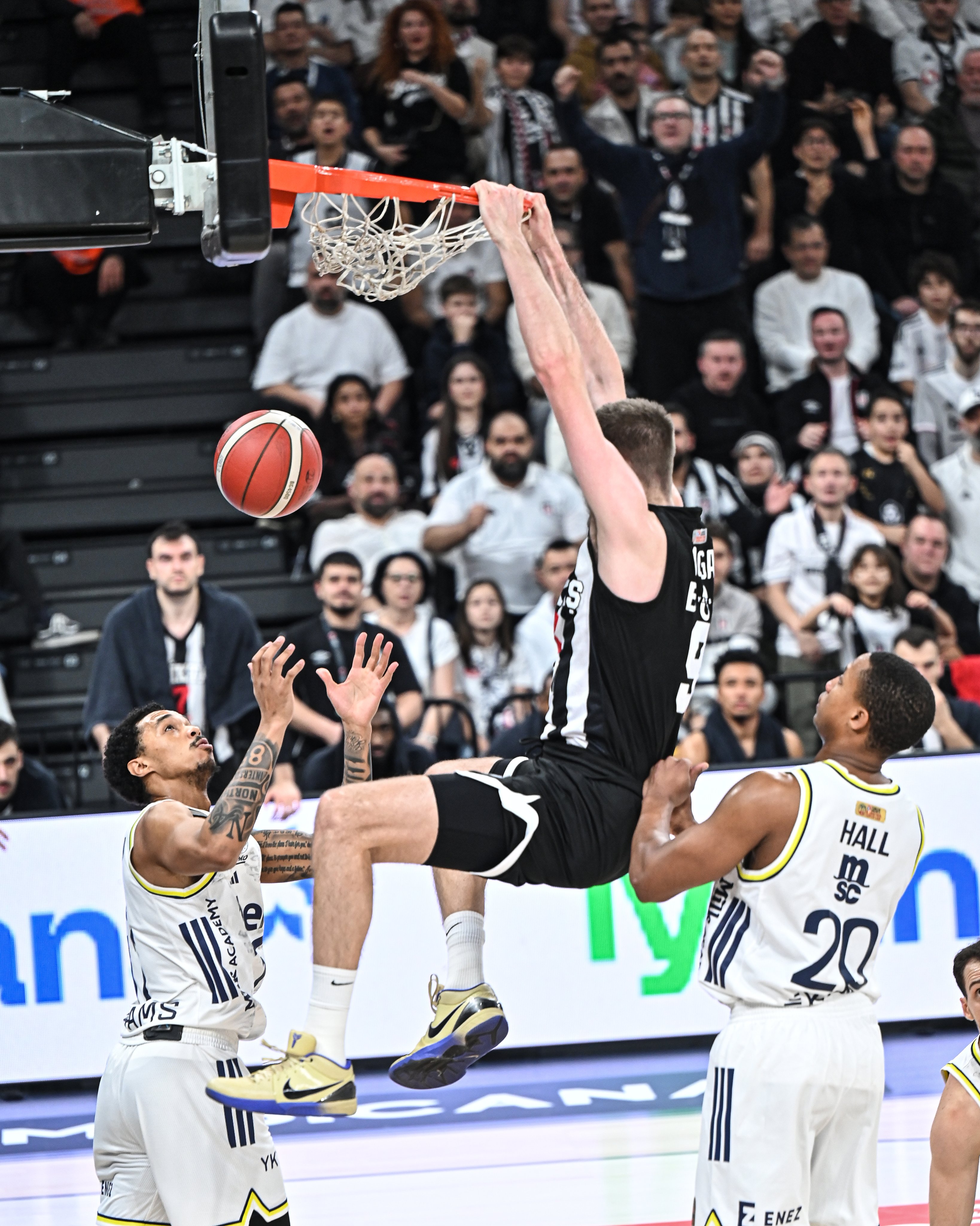 Beşiktaş Gain Fenerbahçe