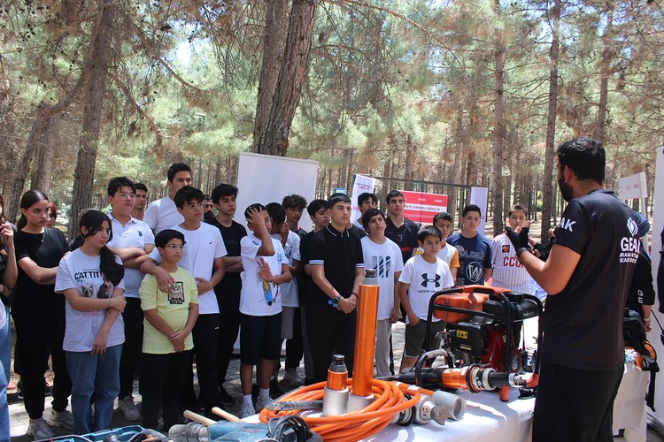 Depremzede Gençlerden Kurtarma Ekibi Kuruldu1