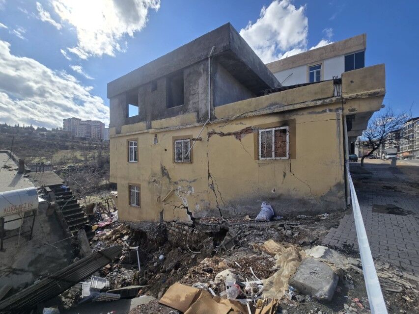 Besni’de Heyelan Bir Ev Yıkıldı, Bir Ev Ağır Hasar Aldı1