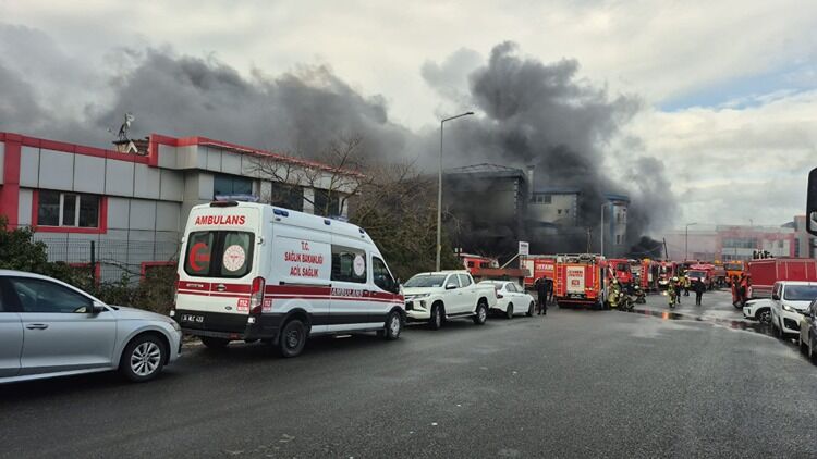 Silivri’de Fabrika Yangınına Müdahale Sürüyor1