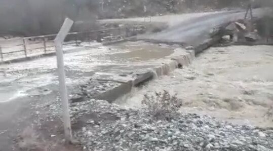 Sincik’te Köprüsü Taştı, Üç Köyün Yolu Kapandı-1