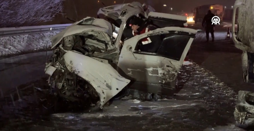 Tır Ile Çarpışan Suv Tipi Araçtaki 4 Kişi Hayatını Kaybetti1