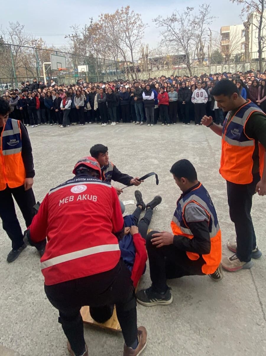 Adıyaman Hüsnü M. Özyeğin Lisesinde Deprem Tatbikatı1