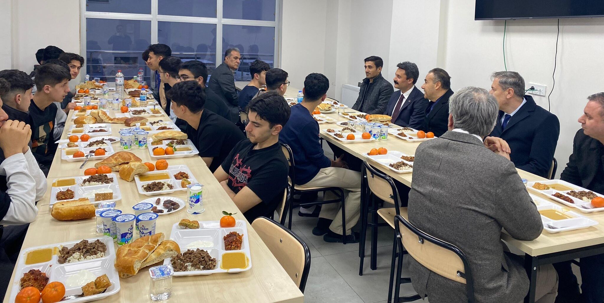 Kaymakam Aslan, Merinos Fen Lisesi Öğrencileriyle İftarda
