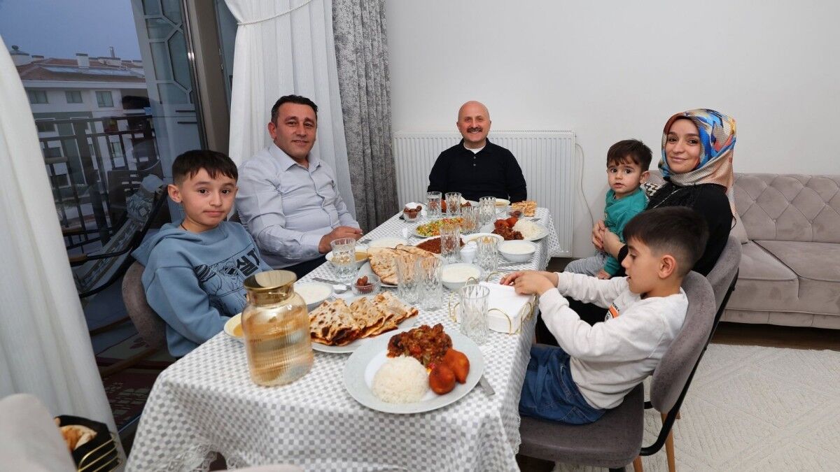 Vali Osman Varol, İndere Kalıcı Deprem Konutları'nda Açıl Ailesiyle Iftar Sofrasında Buluştu
