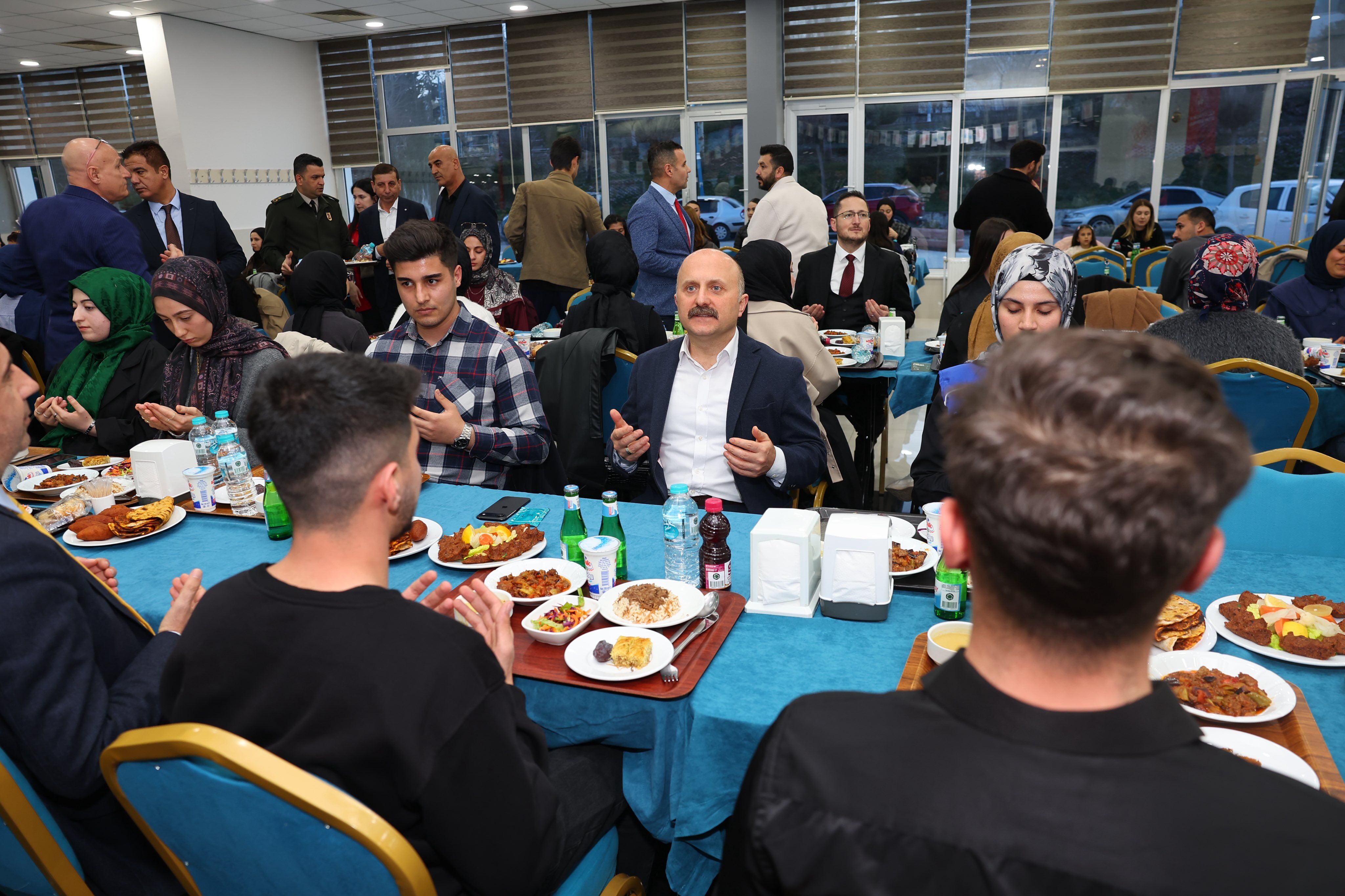 Vali Varol Üniversiteli Gençlerle İftarda Buluştu