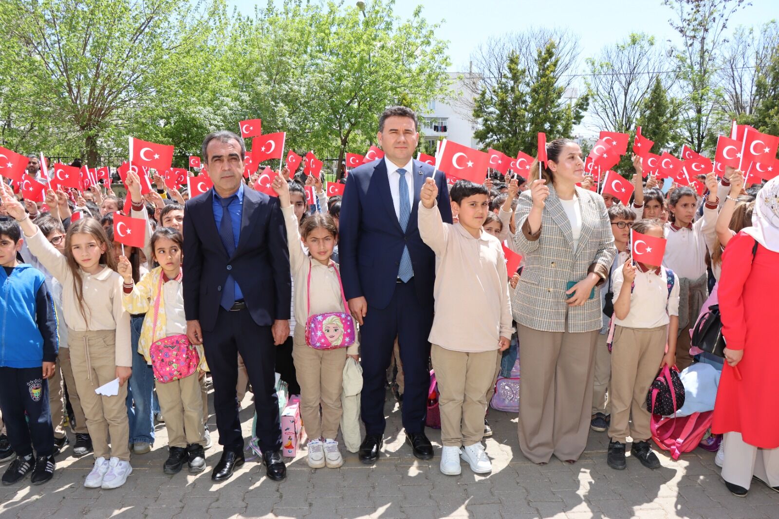 23 Nisan’da Duygulandıran Bayrak Anı (1)