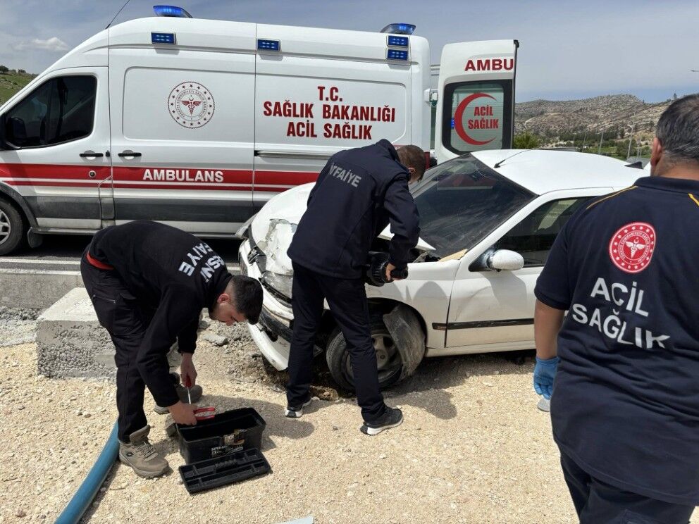 Besni Terbizek Kavşağında Kaza 4 Yaral