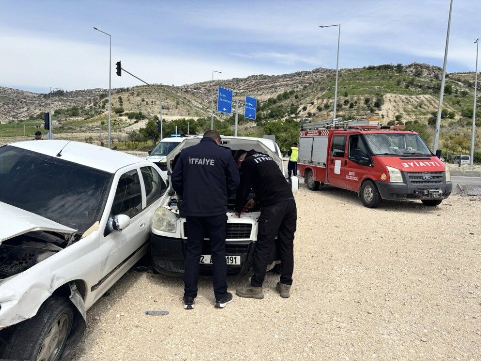 Besni Terbizek Kavşağında Kaza 4 Yaralı1
