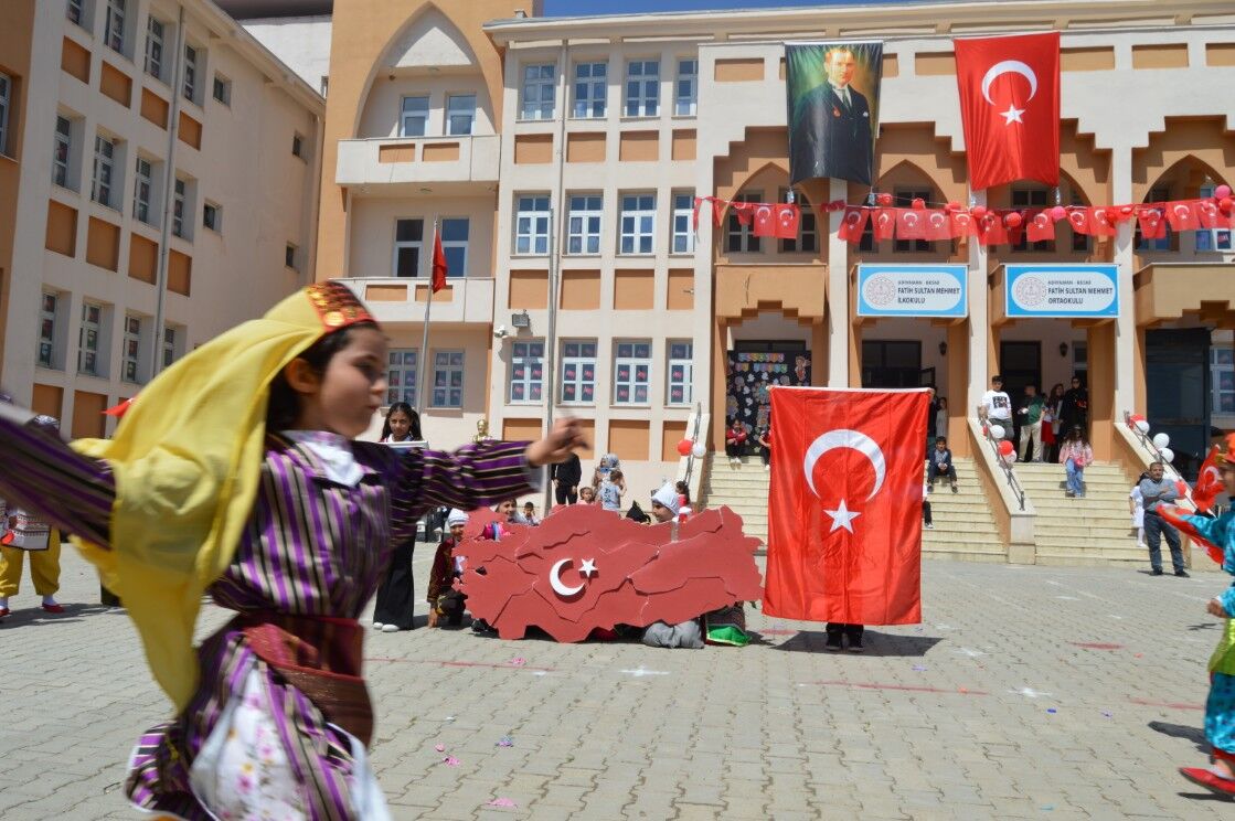 Besni’de 23 Nisan Coşkusu Okul Bahçesine Taştı21