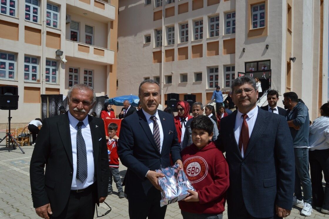 Besni’de 23 Nisan Coşkusu Okul Bahçesine Taştı25