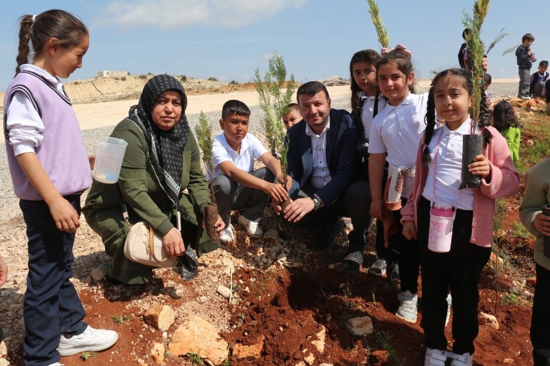 Besni’de 23 Nisan’da Doğaya 150 Çam Fidanı Dikildi1