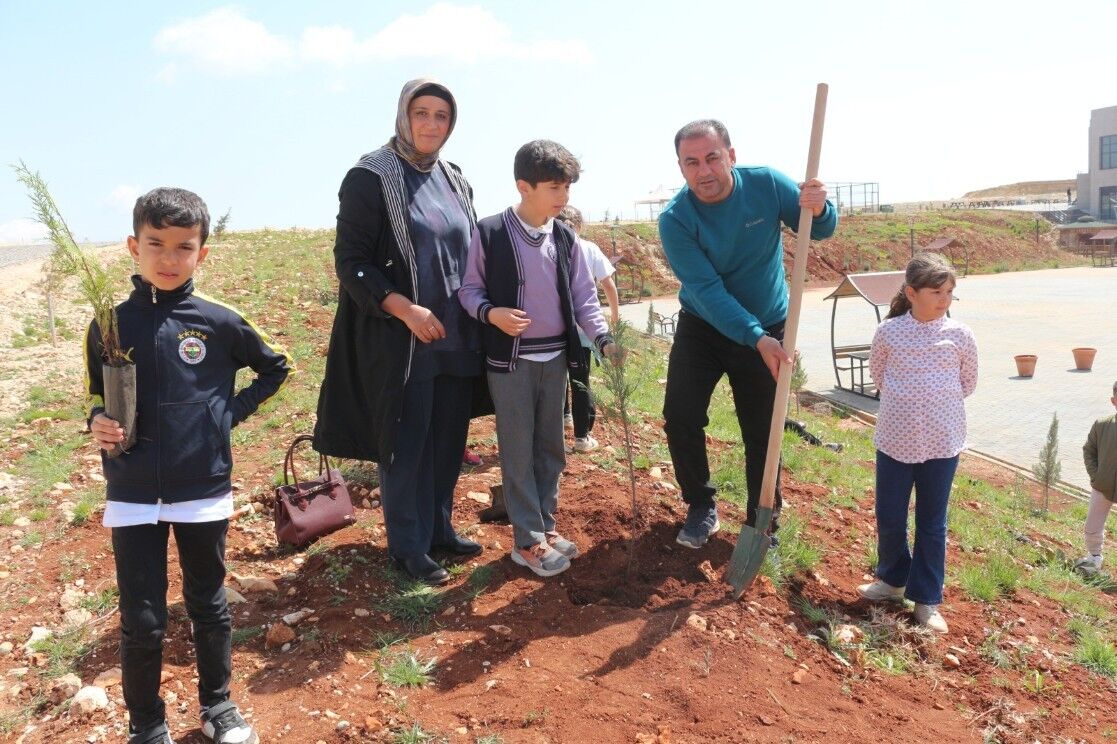 Besni’de 23 Nisan’da Doğaya 150 Çam Fidanı Dikildi3